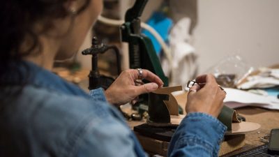 Apprentissage de la botterie pendant le stage de bottier