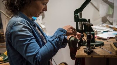 Chaussure en cours de confection par une stagiaire pendant le stage de bottier