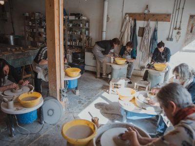 Formation Céramiste dans le Gers - cours de tournage Hilary FEHR - CAP Tournage en céramique - Blocs 1 et 2