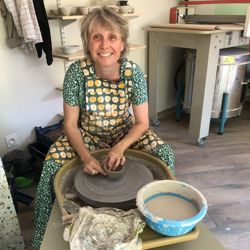 Nathalie Tramaille pendant le tournage céramique