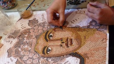 Fresque romaine en mosaïque pendant le stage mosaïste avec Sylvie Potier
