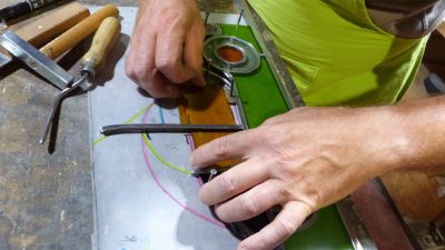 Stagiaire qui assemble un vitrail pendant le stage vitrailliste en Catalogne