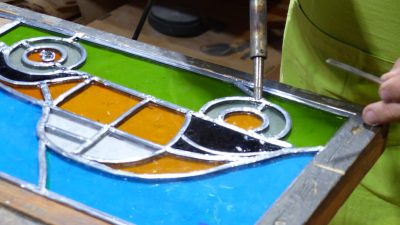 Vitrail de voiture pendant le stage de vitrail traditionnel avec un vitrailliste