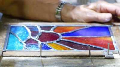 Création de vitraux pendant le stage de vitrail traditionnel avec un vitrailliste