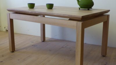 Table construite dans un atelier d'ébéniste pendant un stage d'initiation au bois