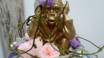 Décoration avec singe pendant le stage de fleuriste à Paris