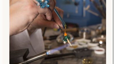 Détails atelier perles de verre au chalumeau