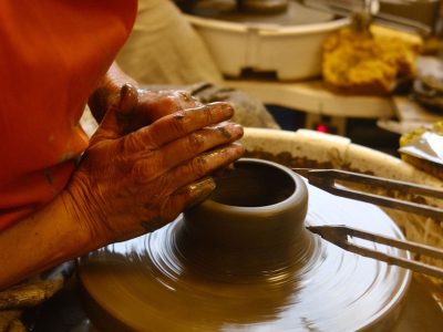 Tournage pendant les cours du soir en Céramique et poterie à Biarritz - Formation en Nouvelle Aquitaine