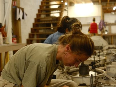 Tournage avec une stagiaire pendant les cours du soir en Céramique et poterie à Biarritz - Formation