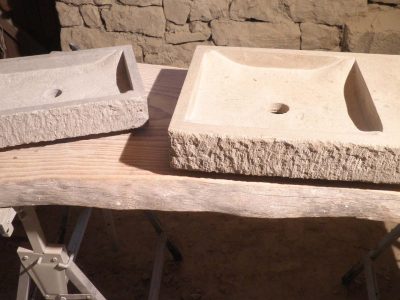 Eviers en pierre fait à la main au cours de la formation tailleur sculpteur en Aveyron
