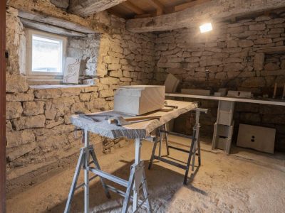 Atelier de tailleur de pierre avec un bloc sculpté en Aveyron pendant la formation