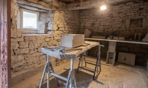 Atelier de tailleur de pierre avec un bloc sculpté en Aveyron pendant la formation