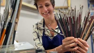Murielle Canales, céramiste spécialisé sur la cuisson Raku, pendant le stage de céramique et poterie