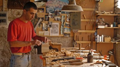 Sculpteur sur bois faisant une sculpture pendant le stage