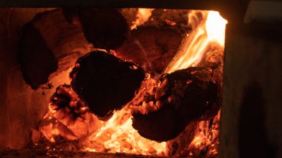 Feu de bois pendant le stage de pain au levain en boulangerie Saint Hilaire dans l'Orne (61)