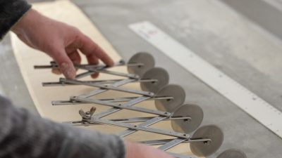 Découpage de la pâte pendant le stage de pain au levain dans boulangerie Saint Hilaire dans le Perche