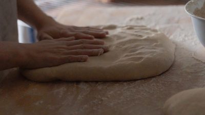 Pétrissage de la pâte à pain au levain dans la boulangerie Saint Hilaire vers Alençon