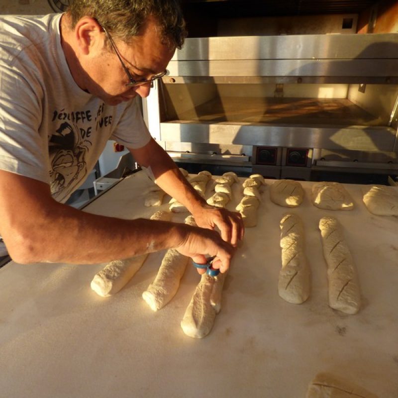 Patrick RINALDI artisan boulanger à l'œuvre