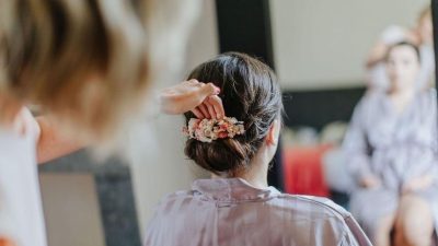 Peigne de mariage en fleurs séchées fait au cours de l'atelier avec une fleuriste à Bordeaux