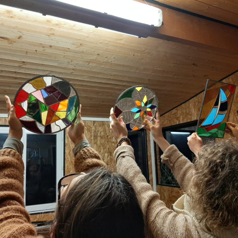 Inspection des vitraux avec un vitrailliste formateur