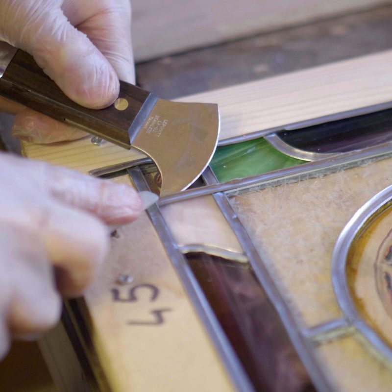 Assemblage d'un vitrail par un vitrailliste