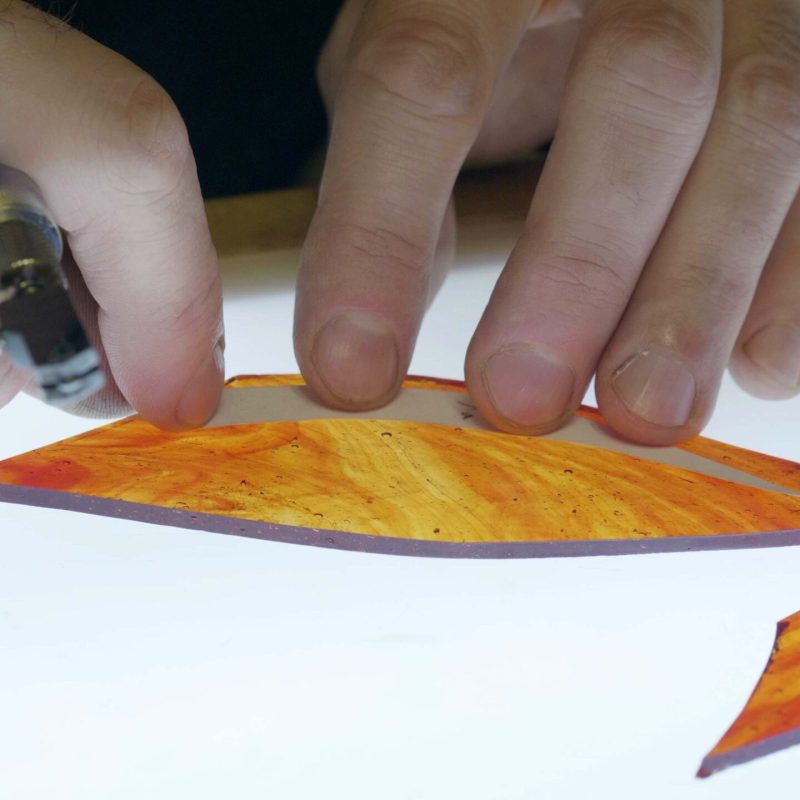 Technique de découpe de vitrail par un vitrailliste