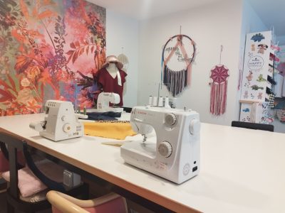 Machines à coudre au cours de la Formation Couture - Confection d'un vêtement proche de Bordeaux : les essentiels