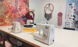 Machines à coudre au cours de la Formation Couture - Confection d'un vêtement proche de Bordeaux : les essentiels
