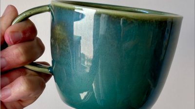 Tasse en céramique bleu fait à l'atelier tournage céramique à,Marseille