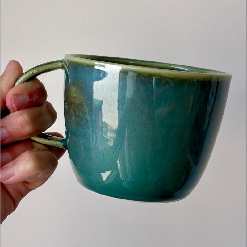Tasse en céramique bleu fait à l'atelier tournage céramique à,Marseille