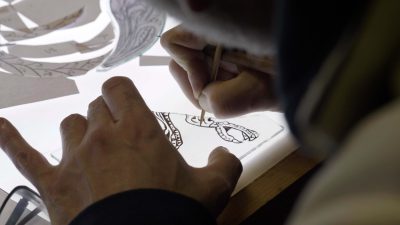 Dessin de vitrail pendant le stage et les cours de vitrailliste dans un atelier dans le Perche