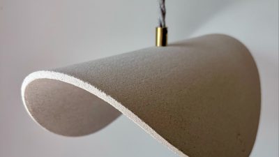 Suspension lumineuse en céramique fait dans l'atelier tournage céramique à Marseille