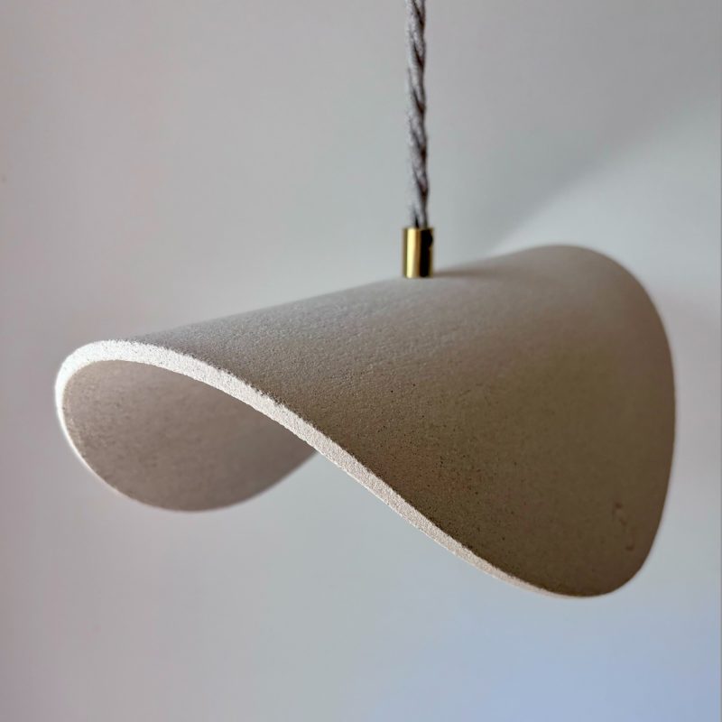 Suspension lumineuse en céramique fait dans l'atelier tournage céramique à Marseille