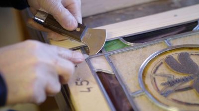 Assemblage d'un vitrail pendant le stage et les cours de vitrailliste dans un atelier dans le Perche