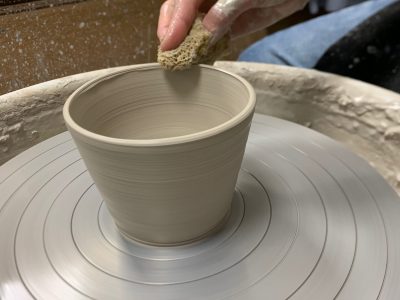 Pièce en tournage formation tournage en céramique en Dordogne