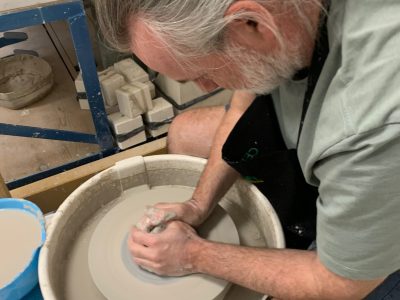 Francis tournant une pièce formation tournage en céramique en Dordogne