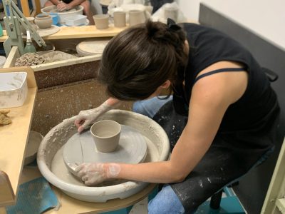 Stagiaire formation tournage en céramique en Dordogne