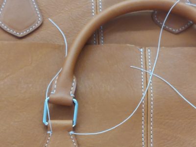 Poignée de cabas pendant la formation maroquinier en Maine-et-Loire