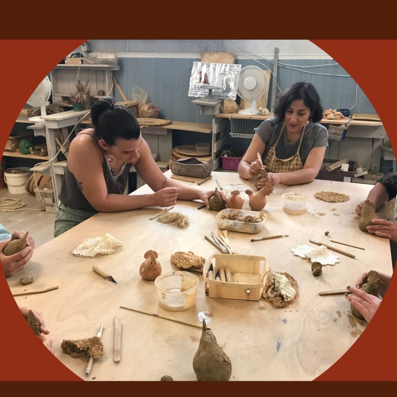 Atelier de poterie à Béziers pendant un stage et des cours de céramique