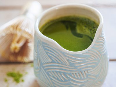 Tasse à thé matcha en céramique pendant une formation avec une céramiste sur la poterie vers Nantes en Vendée