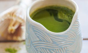 Tasse à thé matcha en céramique pendant une formation avec une céramiste sur la poterie vers Nantes en Vendée