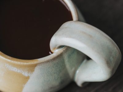 Tasse à thé fait pendant une formation céramique et poterie avec une céramiste proche de Nantes