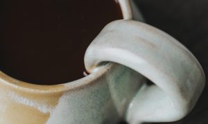 Tasse à thé fait pendant une formation céramique et poterie avec une céramiste proche de Nantes