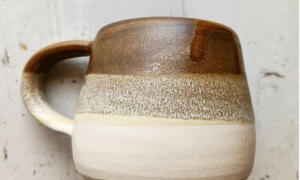 Mug en céramique fait pendant une formation poterie avec une céramiste vers Nantes en Vendée