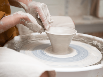 Geste de potier sur un tour de poterie pendant la formation céramique à Bordeaux