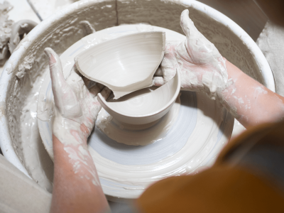 Tournage céramique pendant la formation à Bordeaux