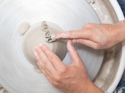 Tour de poterie pendant la formation céramique à Bordeaux