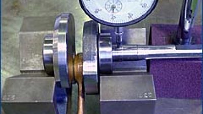 Vue d'ensemble d'un comparateur pendant le stage sur le moteur d'une moto