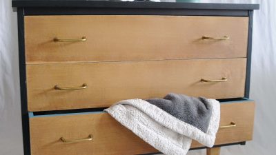 Meuble élégant pendant le stage de restauration de meubles