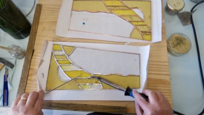 Atelier de vitrail Tiffany sur un stage de découverte vitrailliste à Tarbes